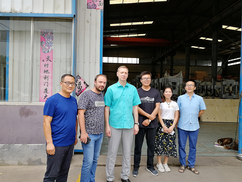 俄羅斯客戶到廠驗收機(jī)器，獲得客戶一致好評